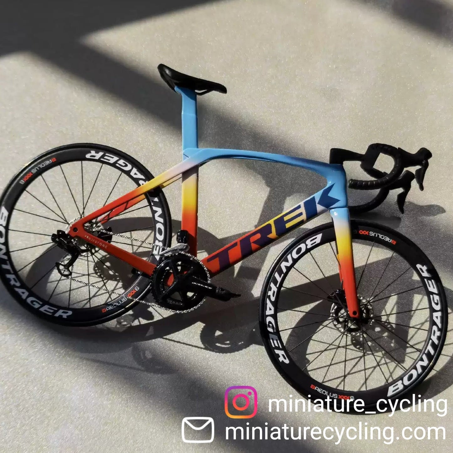 Trek Madone Gen 6 7 Miniatures Model 1:12 Roadbike | Present till din partner eller dig själv | Skalmodell | Skräddarsydd ultrarealistisk