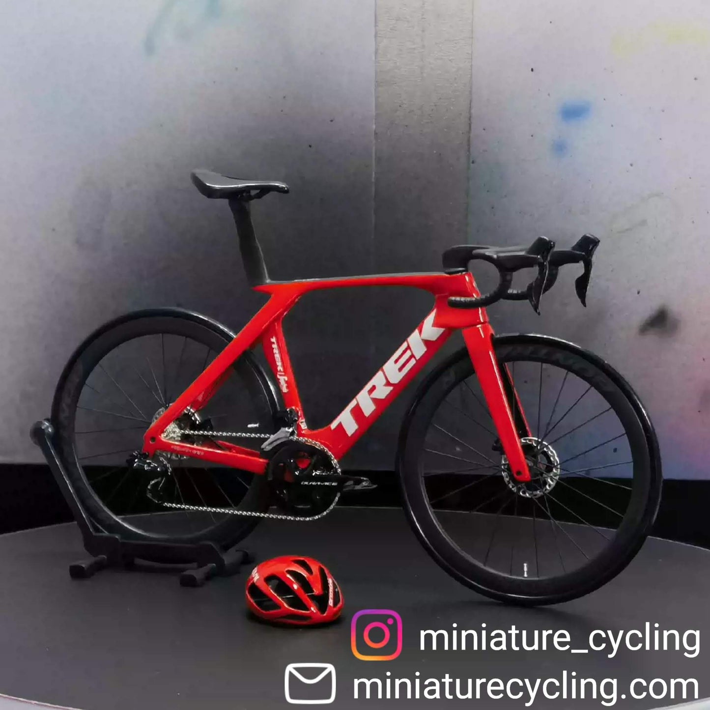 Trek Madone Gen 6 7 Miniatures Model 1:12 Roadbike | Present till din partner eller dig själv | Skalmodell | Skräddarsydd ultrarealistisk