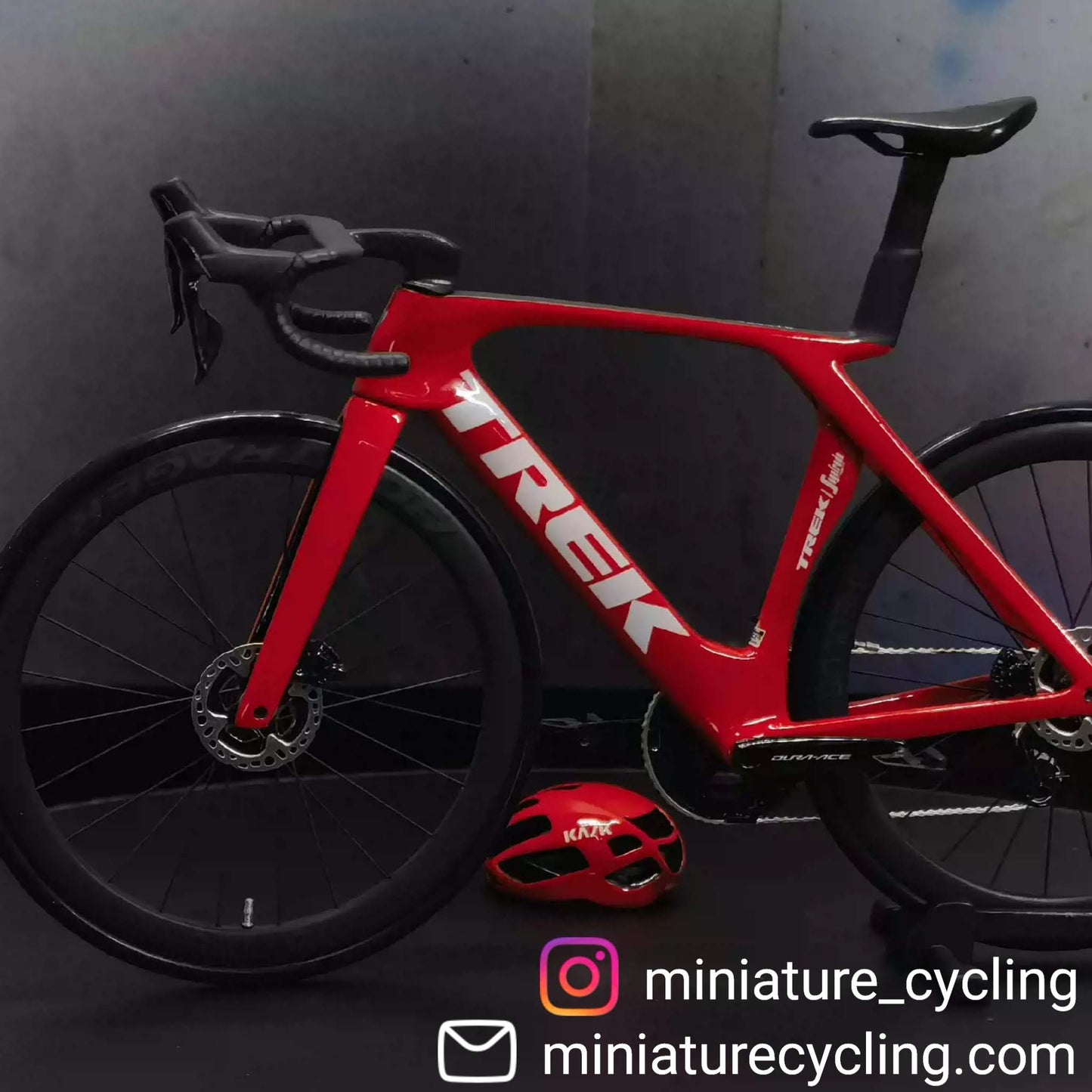 Trek Madone Gen 6 7 Miniaturas Modelo 1:12 Bicicleta de carretera | Regalo para tu pareja o para ti mismo | Modelo a escala | Ultra realista hecho a medida