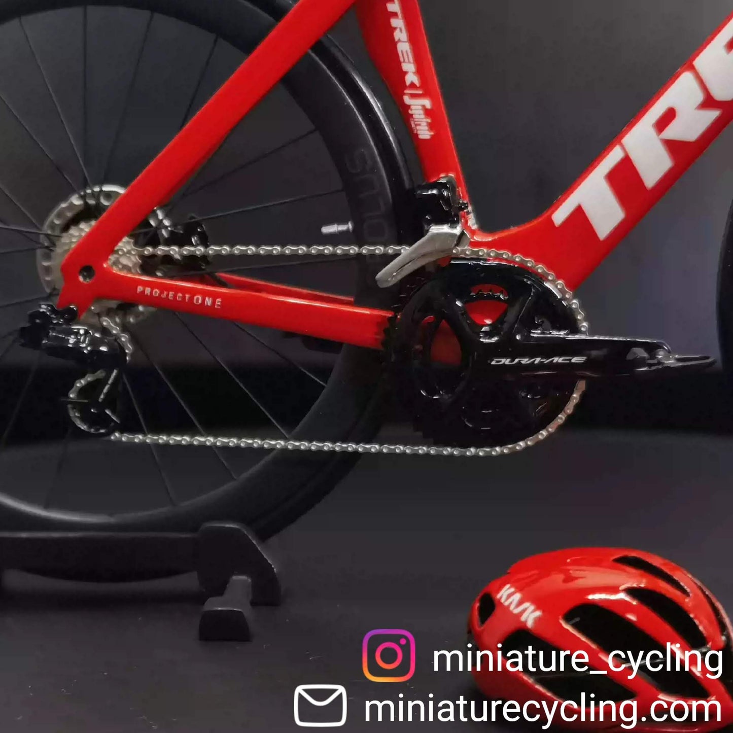 Trek Madone Gen 6 7 Miniatures Model 1:12 Roadbike | Present till din partner eller dig själv | Skalmodell | Skräddarsydd ultrarealistisk