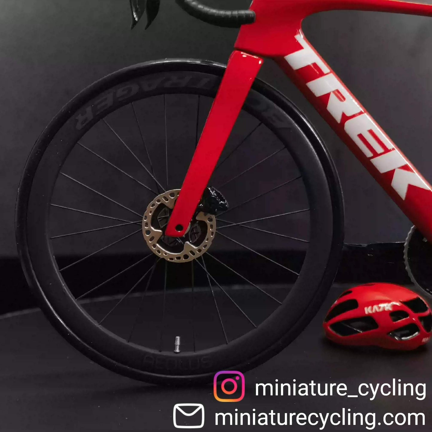 Trek Madone Gen 6 7 Miniaturmodell 1:12 Rennrad | Geschenk für deinen Partner oder dich selbst | Maßstabsgetreues Modell | Maßgeschneidert, ultrarealistisch