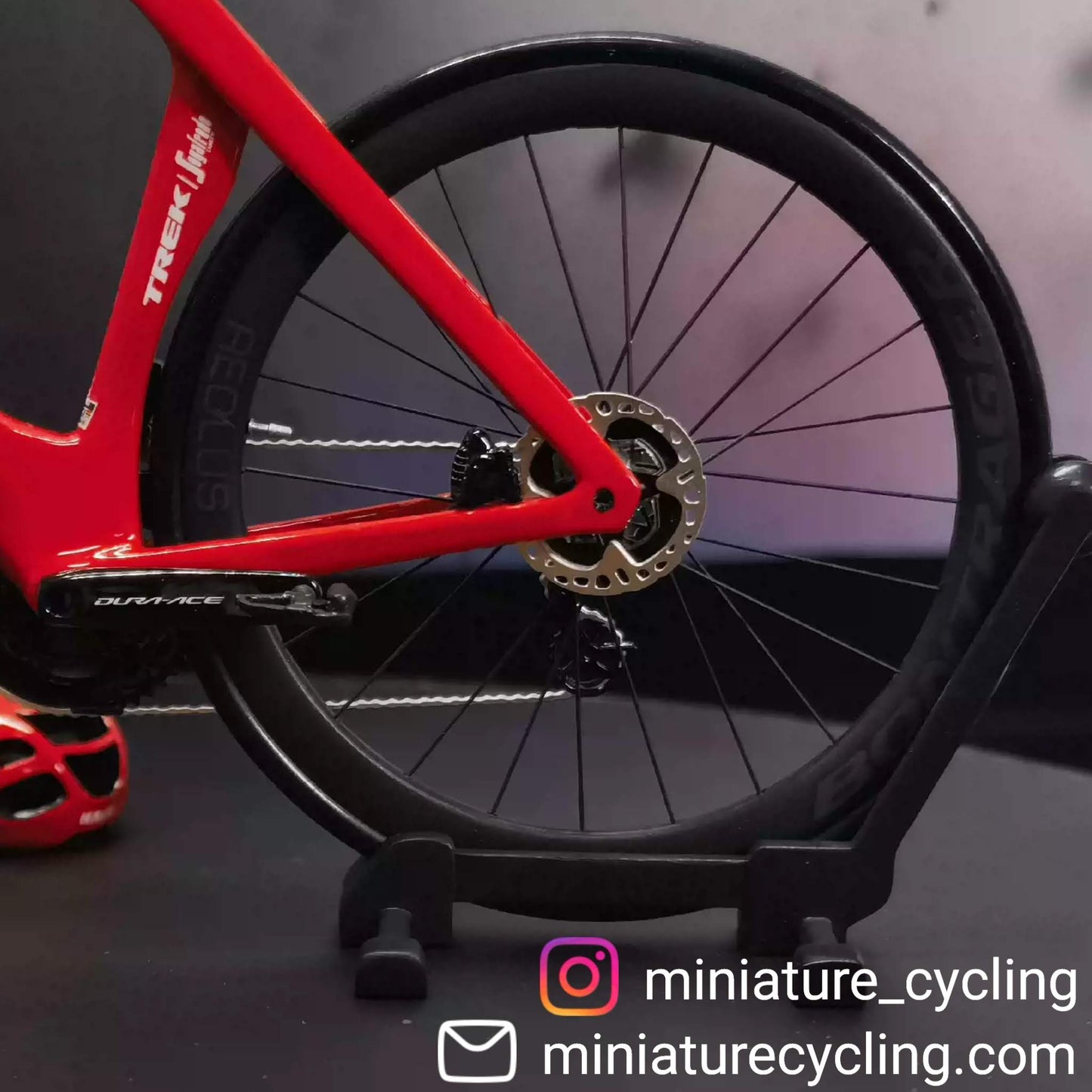 Trek Madone Gen 6 7 Miniatures Model 1:12 Roadbike | Present till din partner eller dig själv | Skalmodell | Skräddarsydd ultrarealistisk