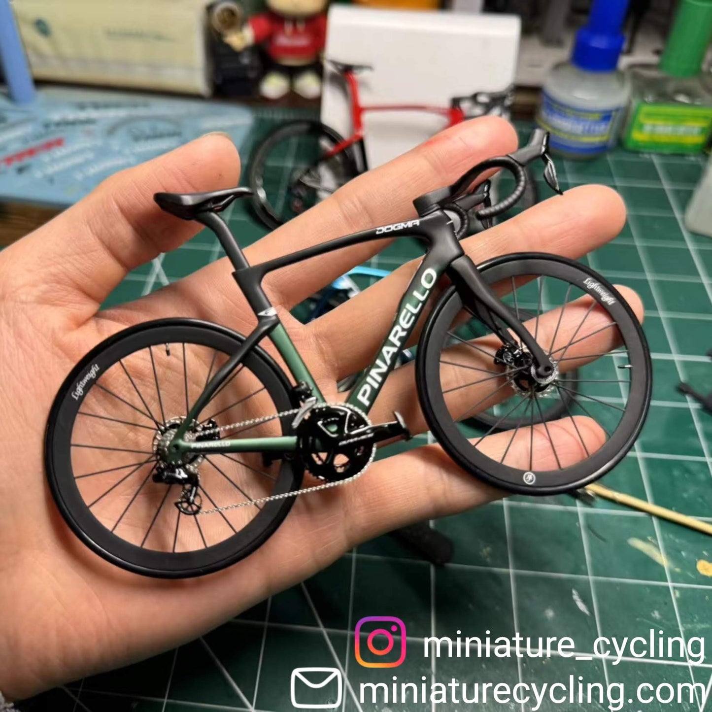 Pinarello Dogma FX F12 F10 F8 Modèle miniature 1:12 Vélo de route | Cadeau pour votre compagnon ou vous-même | Modèle réduit | Modèle miniature sur mesure