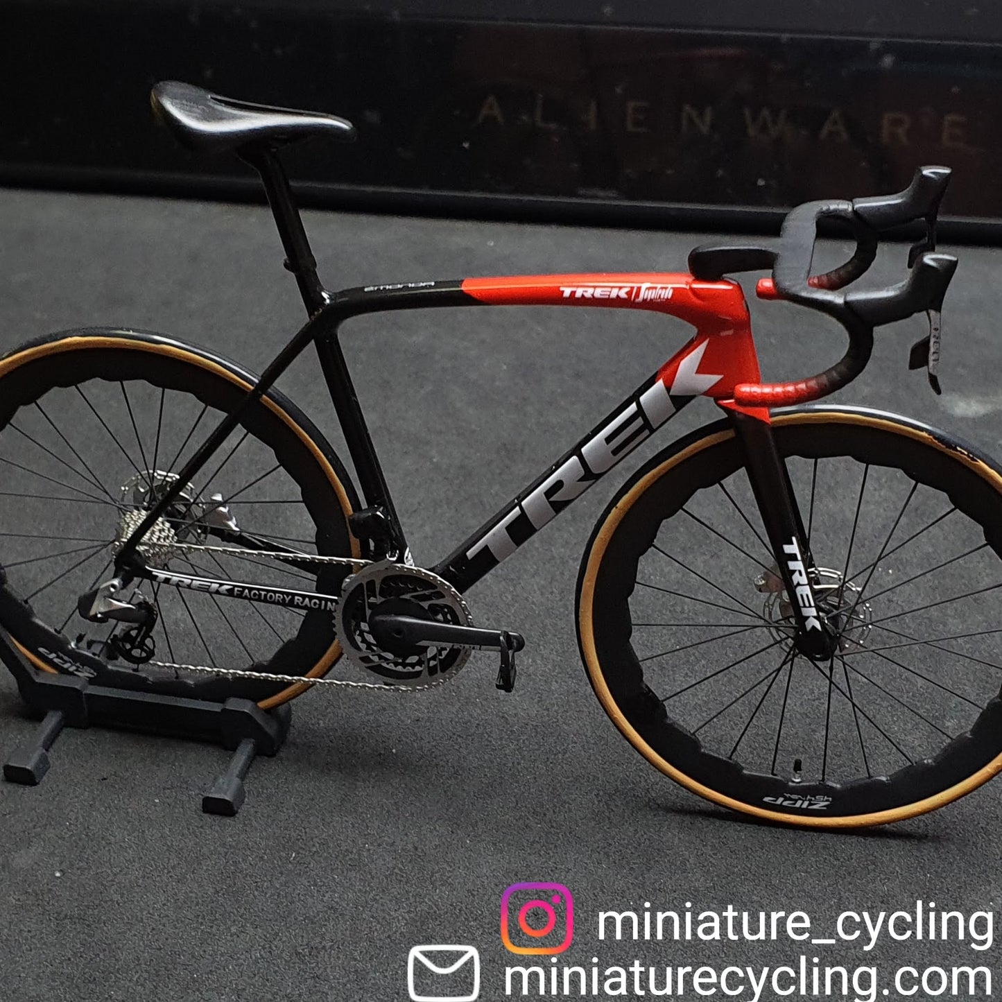 Trek Emonda ミニチュア モデル 1:12 ロードバイク |友人や自分自身へのギフト |スケールモデル |カスタムメイドの超リアル