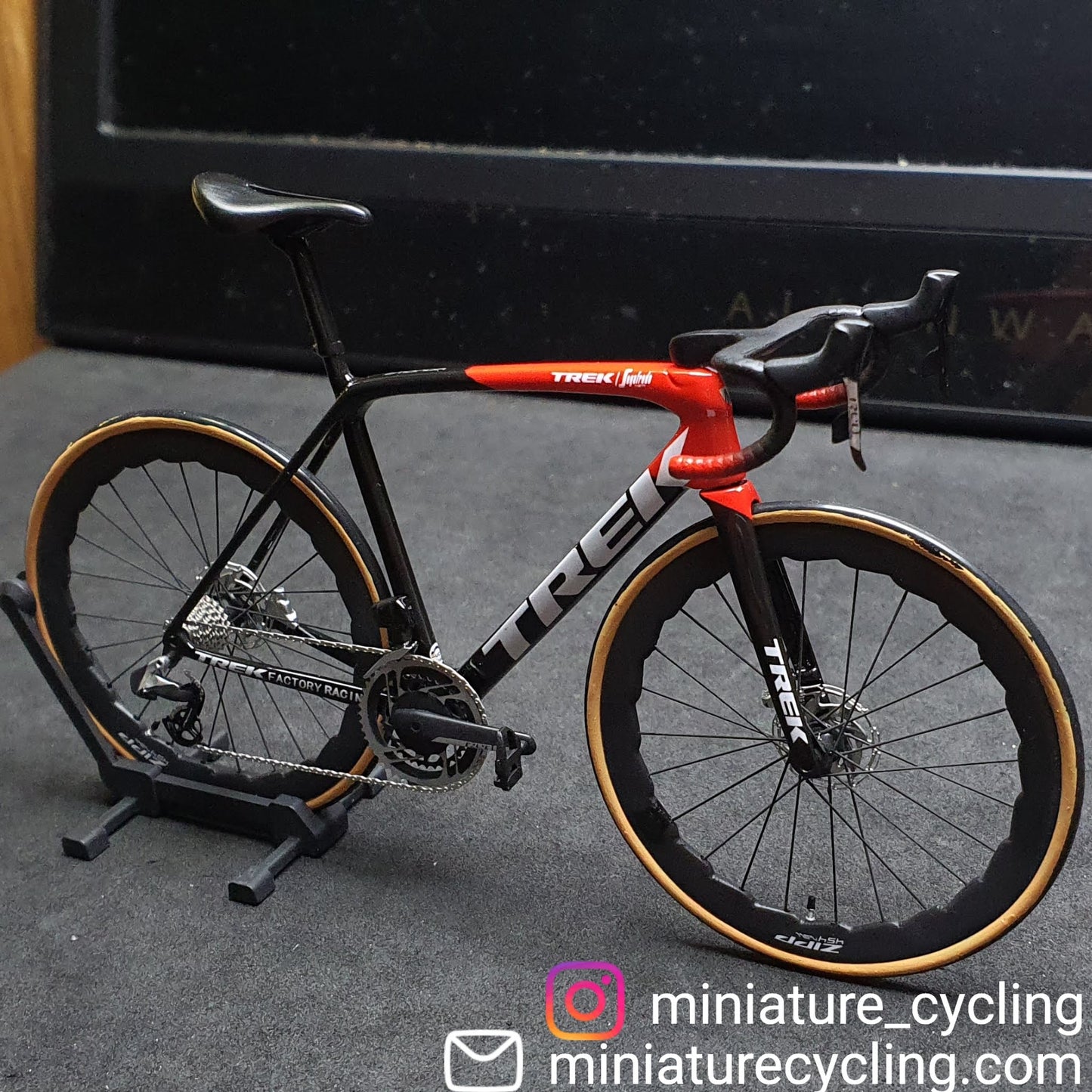 Trek Emonda Miniatures Modell 1:12 Rennrad | Geschenk für deinen Partner oder dich selbst | Maßstabsgetreues Modell | Maßgeschneidert, ultrarealistisch