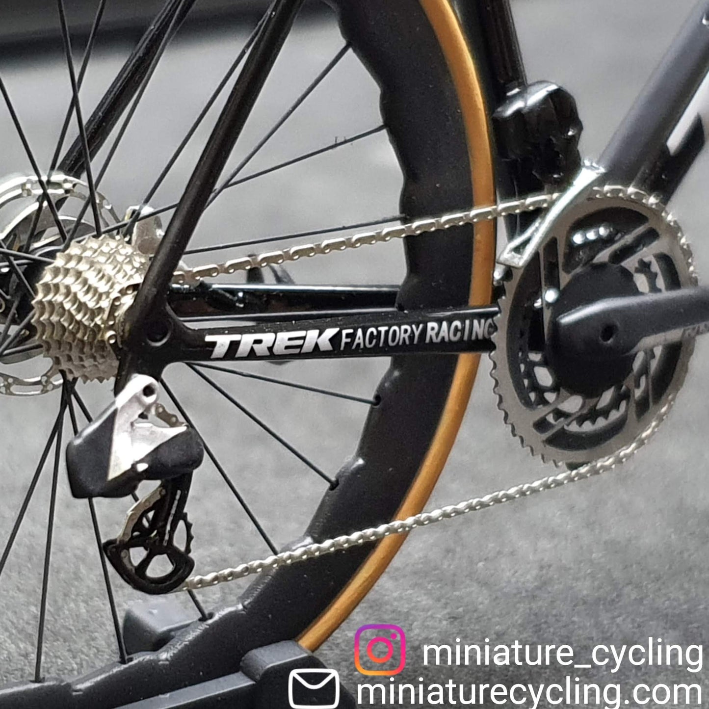 Trek Emonda Miniatures Model 1:12 Roadbike | Dárek pro vašeho partnera nebo pro sebe | Model v měřítku | Na zakázku ultra realistické