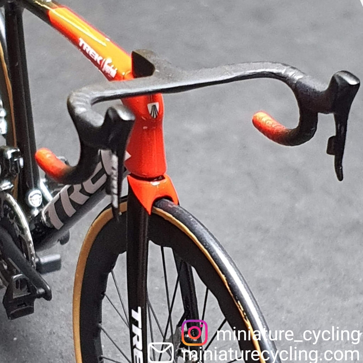 Trek Emonda ミニチュア モデル 1:12 ロードバイク |友人や自分自身へのギフト |スケールモデル |カスタムメイドの超リアル