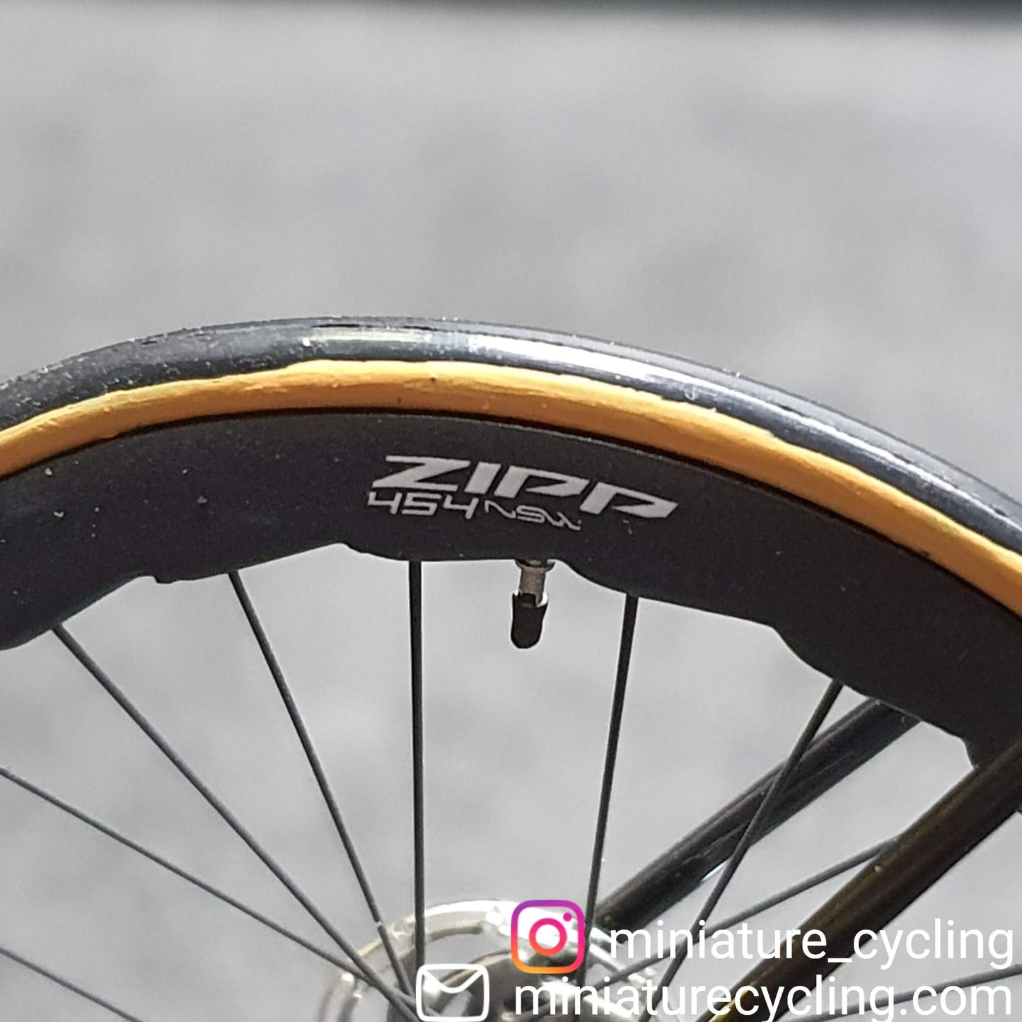 Trek Emonda ミニチュア モデル 1:12 ロードバイク |友人や自分自身へのギフト |スケールモデル |カスタムメイドの超リアル