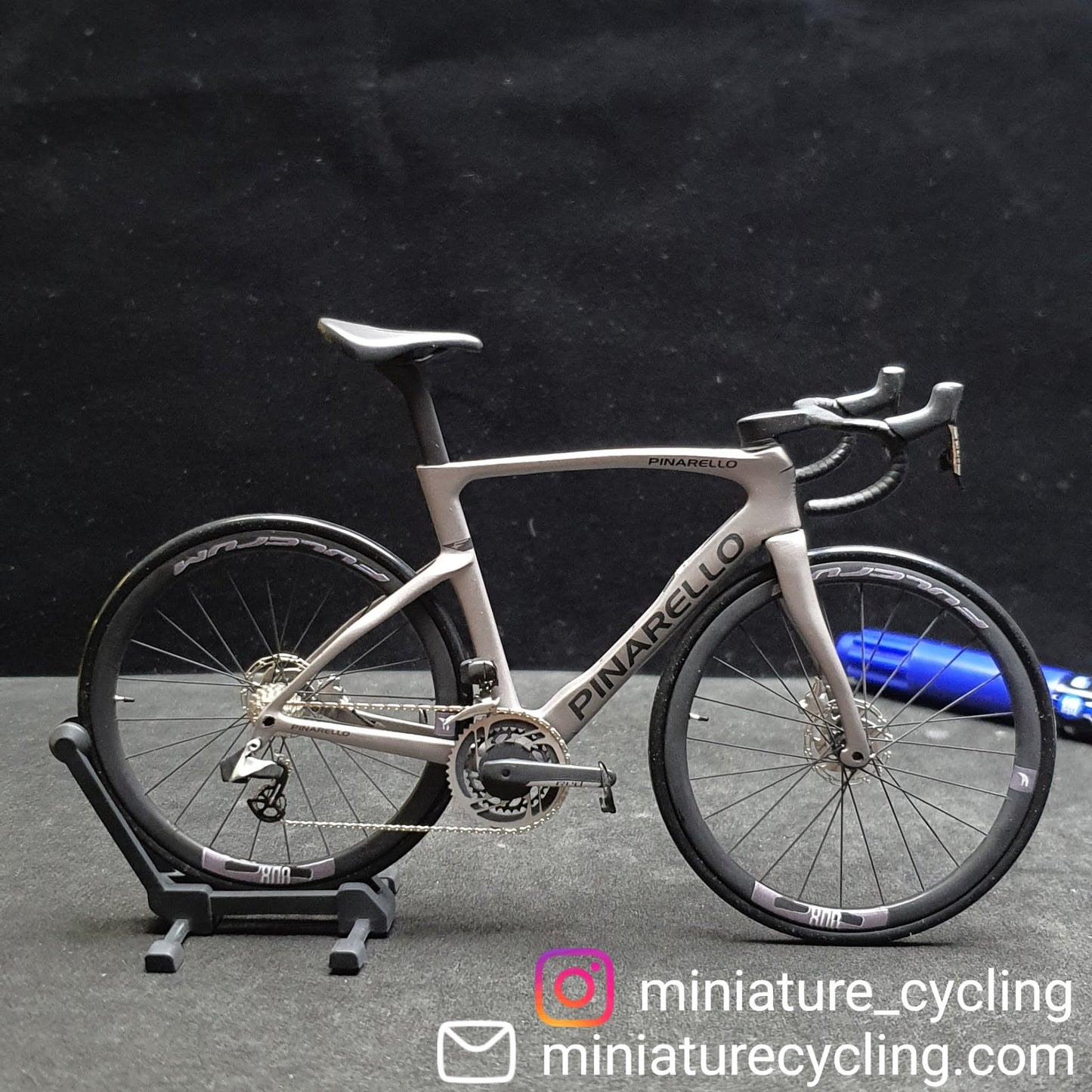 Pinarello Dogma FX F12 F10 F8 Miniaturmodell 1:12 Rennrad | Geschenk für deinen Partner oder dich selbst | Maßstabsgetreues Modell | Maßgeschneidertes Miniaturmodell