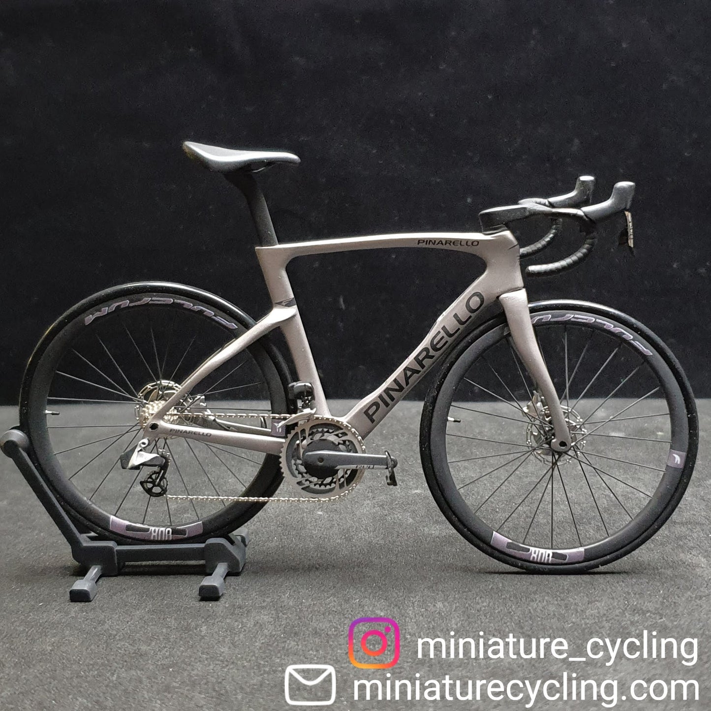 Pinarello Dogma FX F12 F10 F8 Modèle miniature 1:12 Vélo de route | Cadeau pour votre compagnon ou vous-même | Modèle réduit | Modèle miniature sur mesure