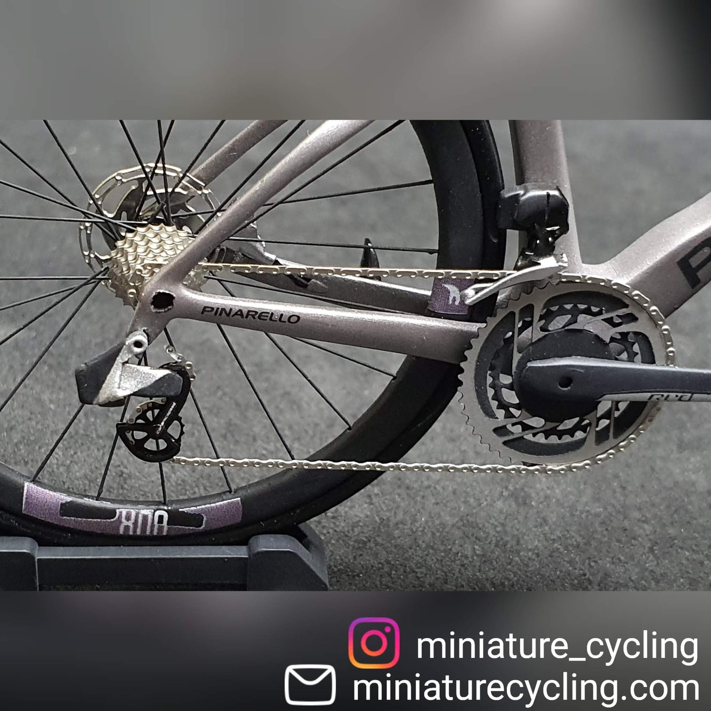 Pinarello Dogma FX F12 F10 F8 Modèle miniature 1:12 Vélo de route | Cadeau pour votre compagnon ou vous-même | Modèle réduit | Modèle miniature sur mesure