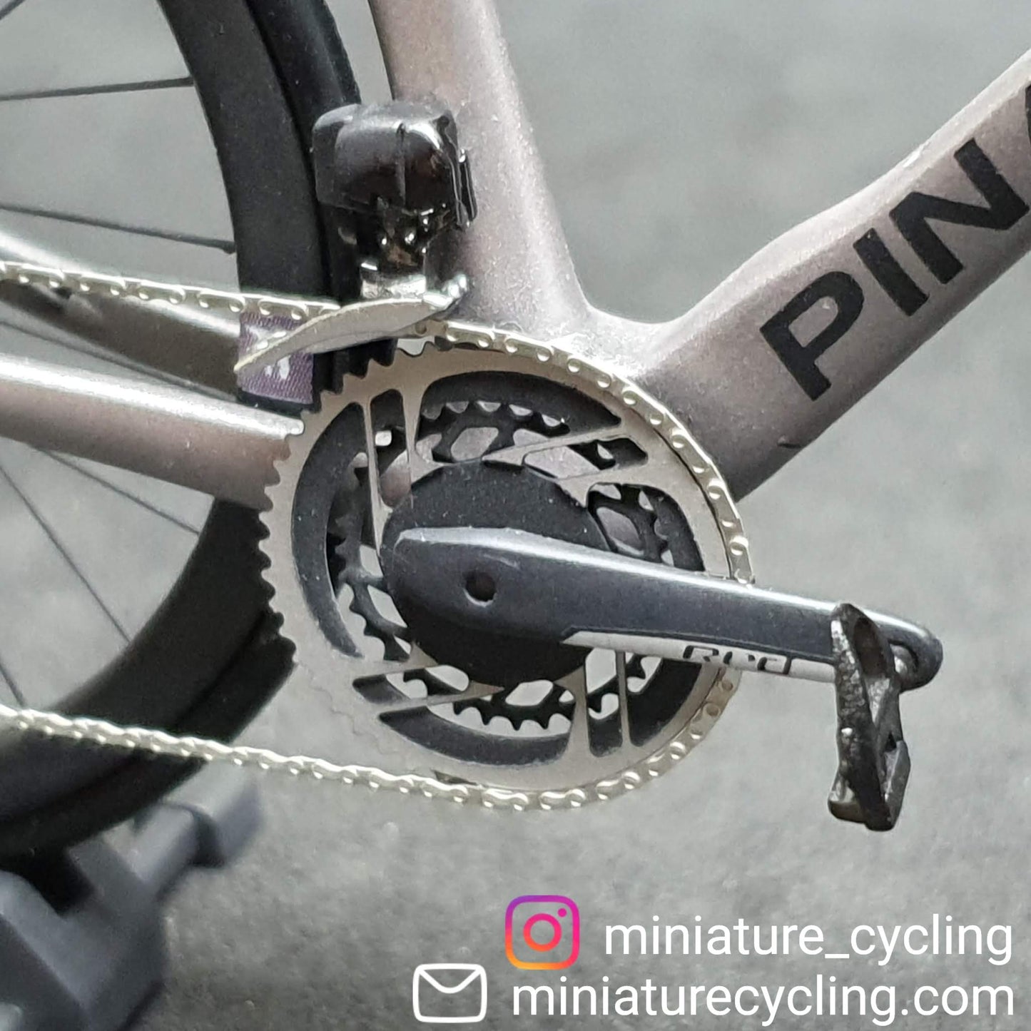 Pinarello Dogma FX F12 F10 F8 Modèle miniature 1:12 Vélo de route | Cadeau pour votre compagnon ou vous-même | Modèle réduit | Modèle miniature sur mesure