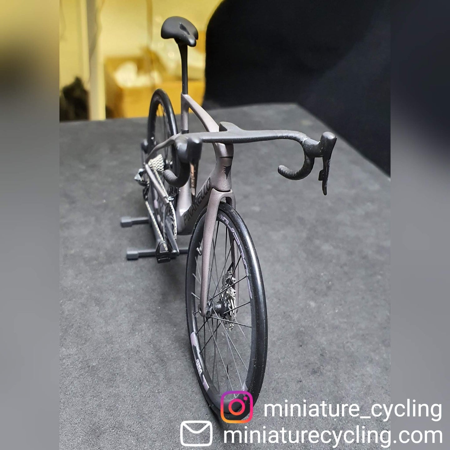 Pinarello Dogma FX F12 F10 F8 Miniatyrmodell 1:12 Roadbike | Present till din partner eller dig själv | Skalmodell | Skräddarsydd miniatyrmodell