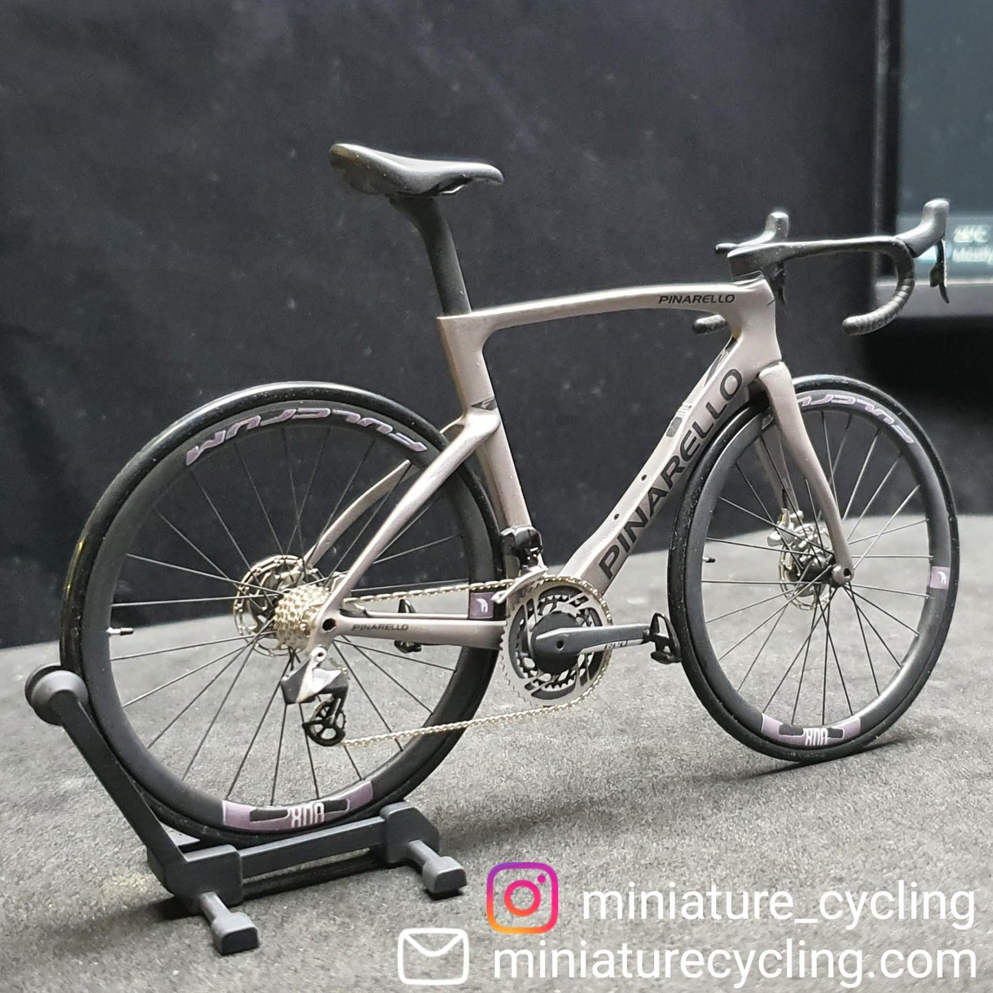 Pinarello Dogma FX F12 F10 F8 Miniatyrmodell 1:12 Roadbike | Present till din partner eller dig själv | Skalmodell | Skräddarsydd miniatyrmodell