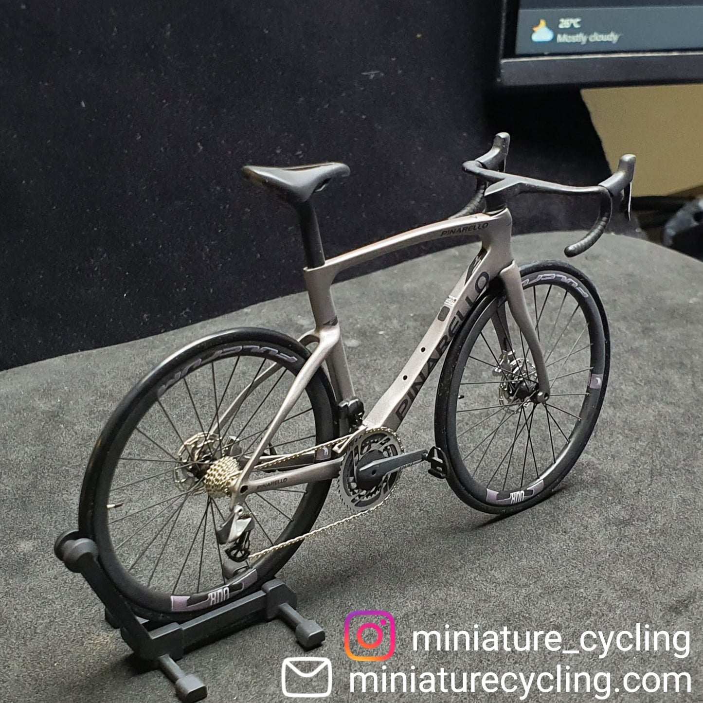 Pinarello Dogma FX F12 F10 F8 Miniaturmodell 1:12 Rennrad | Geschenk für deinen Partner oder dich selbst | Maßstabsgetreues Modell | Maßgeschneidertes Miniaturmodell