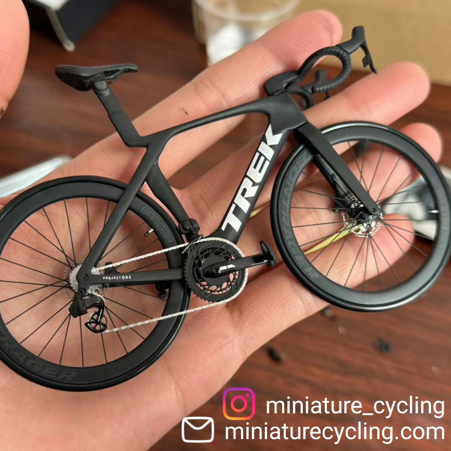 Trek Madone Gen 6 7 Miniaturas Modelo 1:12 Bicicleta de carretera | Regalo para tu pareja o para ti mismo | Modelo a escala | Ultra realista hecho a medida