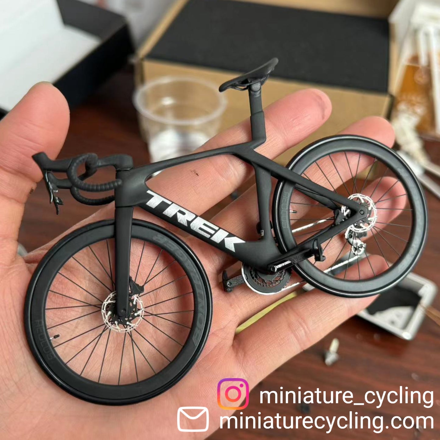 Trek Madone Gen 6 7 Miniaturas Modelo 1:12 Bicicleta de carretera | Regalo para tu pareja o para ti mismo | Modelo a escala | Ultra realista hecho a medida