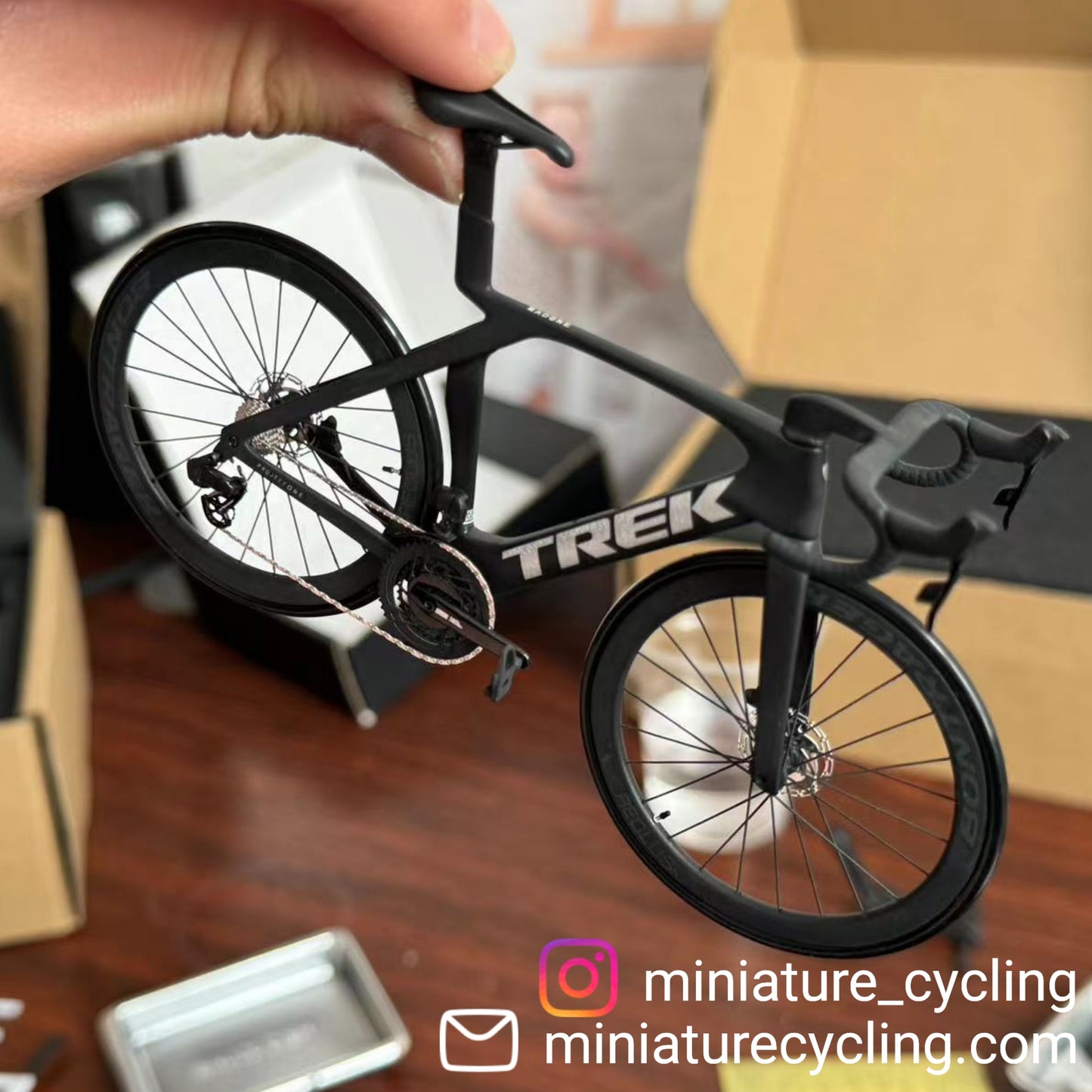 Trek Madone Gen 6 7 Miniatures Model 1:12 Roadbike | Present till din partner eller dig själv | Skalmodell | Skräddarsydd ultrarealistisk