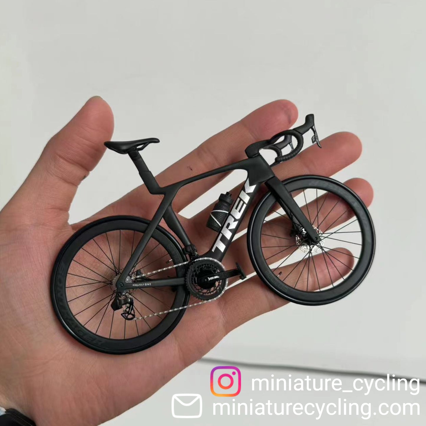 Trek Madone Gen 6 7 Miniaturmodell 1:12 Rennrad | Geschenk für deinen Partner oder dich selbst | Maßstabsgetreues Modell | Maßgeschneidert, ultrarealistisch