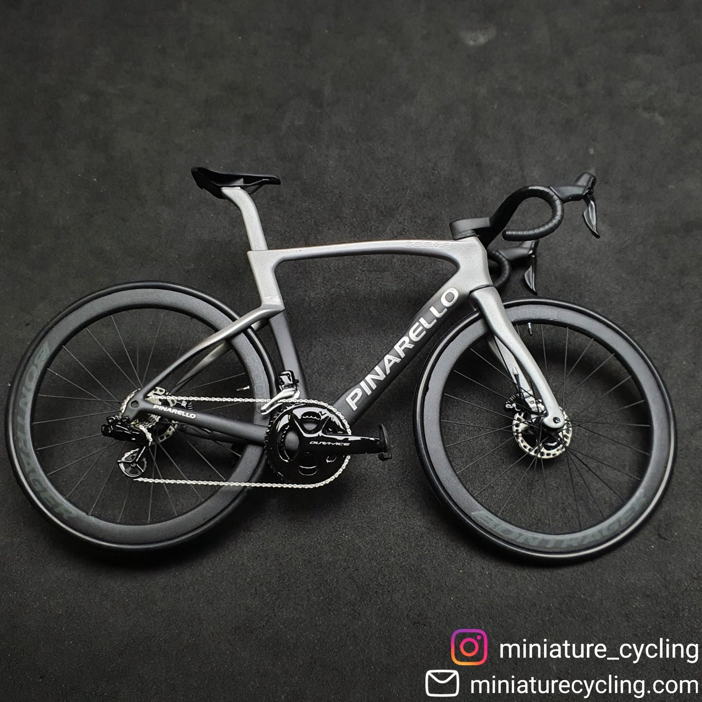 Pinarello Dogma FX F12 F10 F8 Miniatyrmodell 1:12 Roadbike | Present till din partner eller dig själv | Skalmodell | Skräddarsydd miniatyrmodell