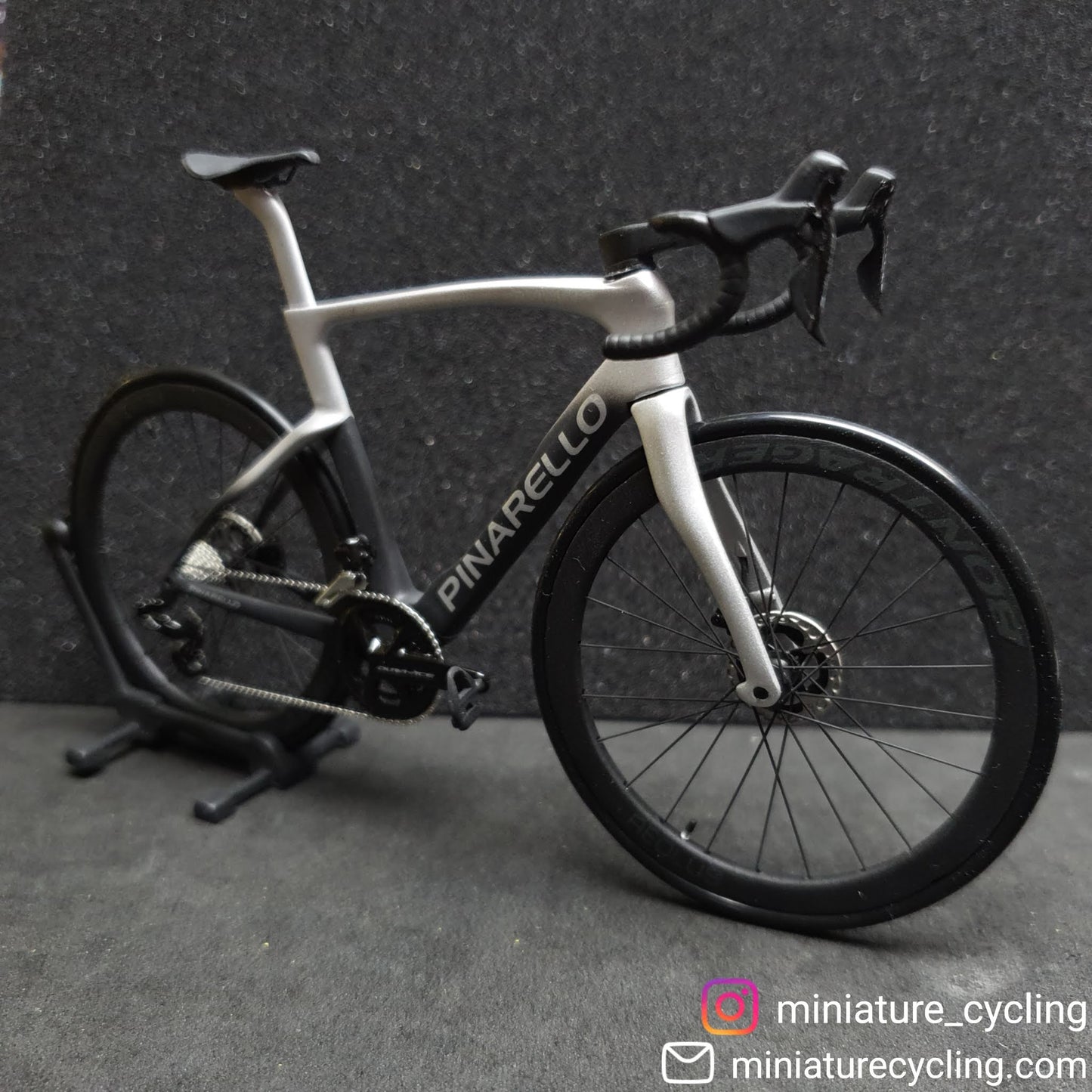 Pinarello Dogma FX F12 F10 F8 Modèle miniature 1:12 Vélo de route | Cadeau pour votre compagnon ou vous-même | Modèle réduit | Modèle miniature sur mesure