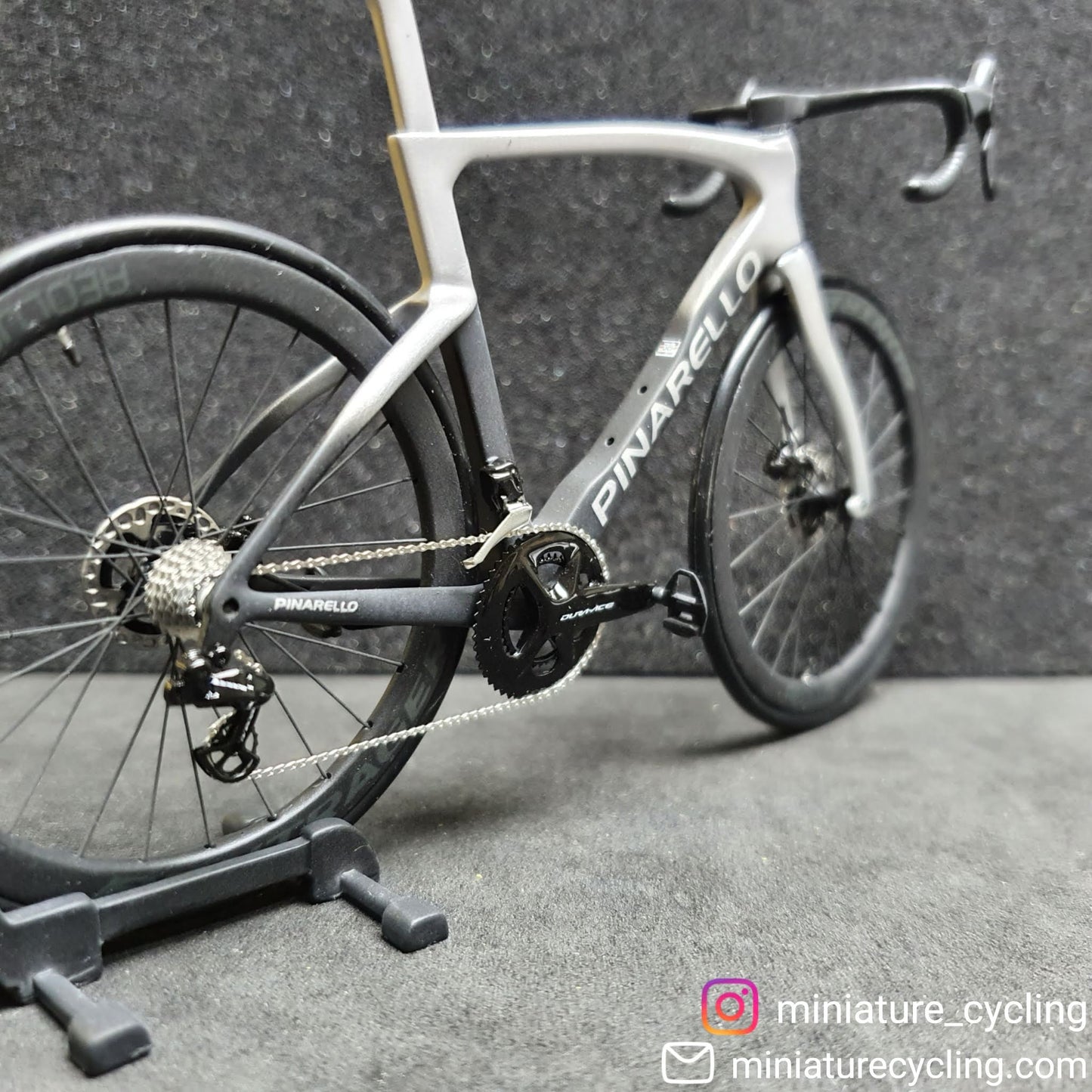 Pinarello Dogma FX F12 F10 F8 Miniaturmodell 1:12 Rennrad | Geschenk für deinen Partner oder dich selbst | Maßstabsgetreues Modell | Maßgeschneidertes Miniaturmodell