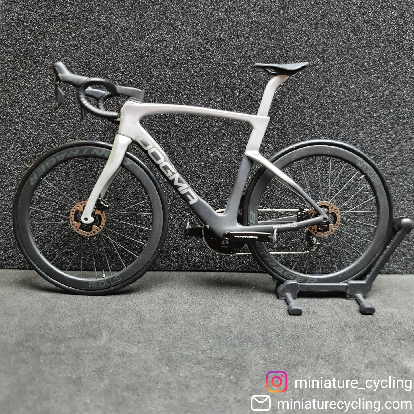 Pinarello Dogma FX F12 F10 F8 Miniaturmodell 1:12 Rennrad | Geschenk für deinen Partner oder dich selbst | Maßstabsgetreues Modell | Maßgeschneidertes Miniaturmodell