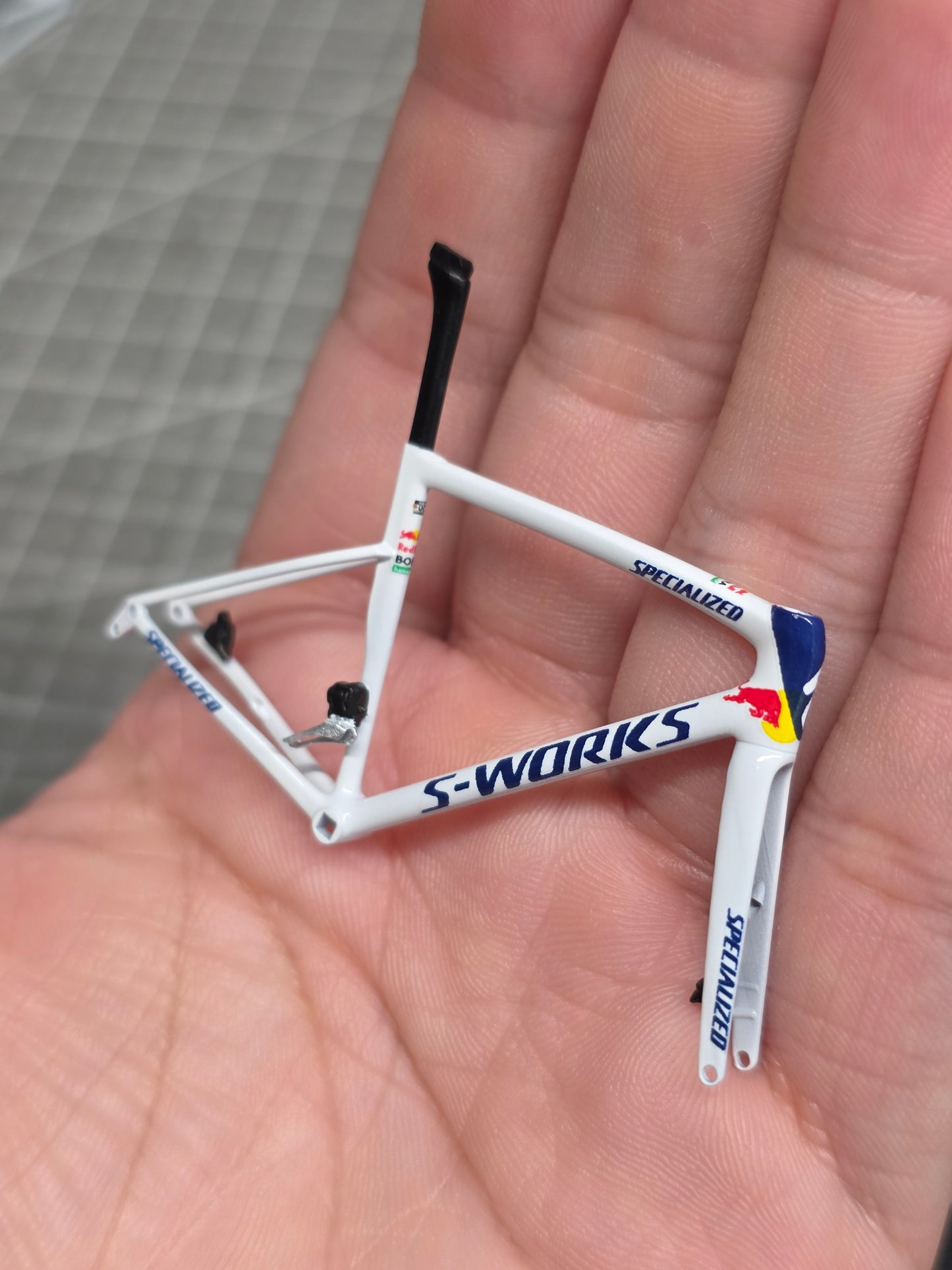 1:18 Specialized SL8 Red Bull Miniatures Model Roadbike Display | Scale Model | Custom-Made Ultra Realistic