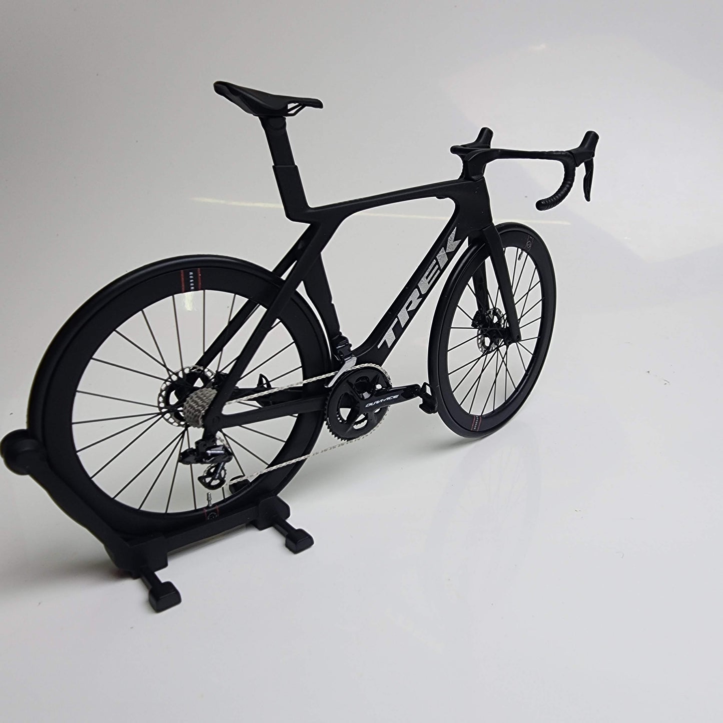Trek Madone Gen 6 7 Miniatures Model 1:12 Roadbike | Dárek pro vašeho partnera nebo pro sebe | Model v měřítku | Na zakázku ultra realistické