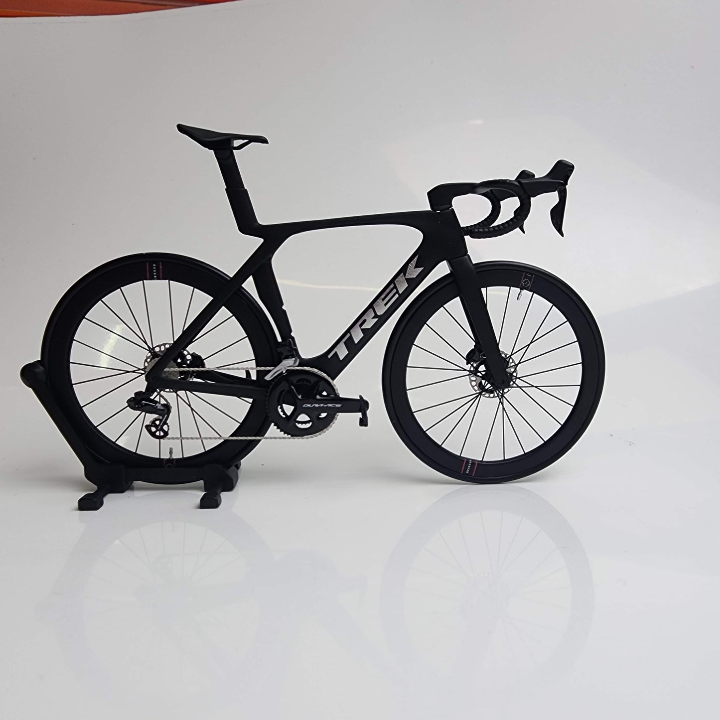 Trek Madone Gen 6 7 Miniatures Model 1:12 Roadbike | Dárek pro vašeho partnera nebo pro sebe | Model v měřítku | Na zakázku ultra realistické