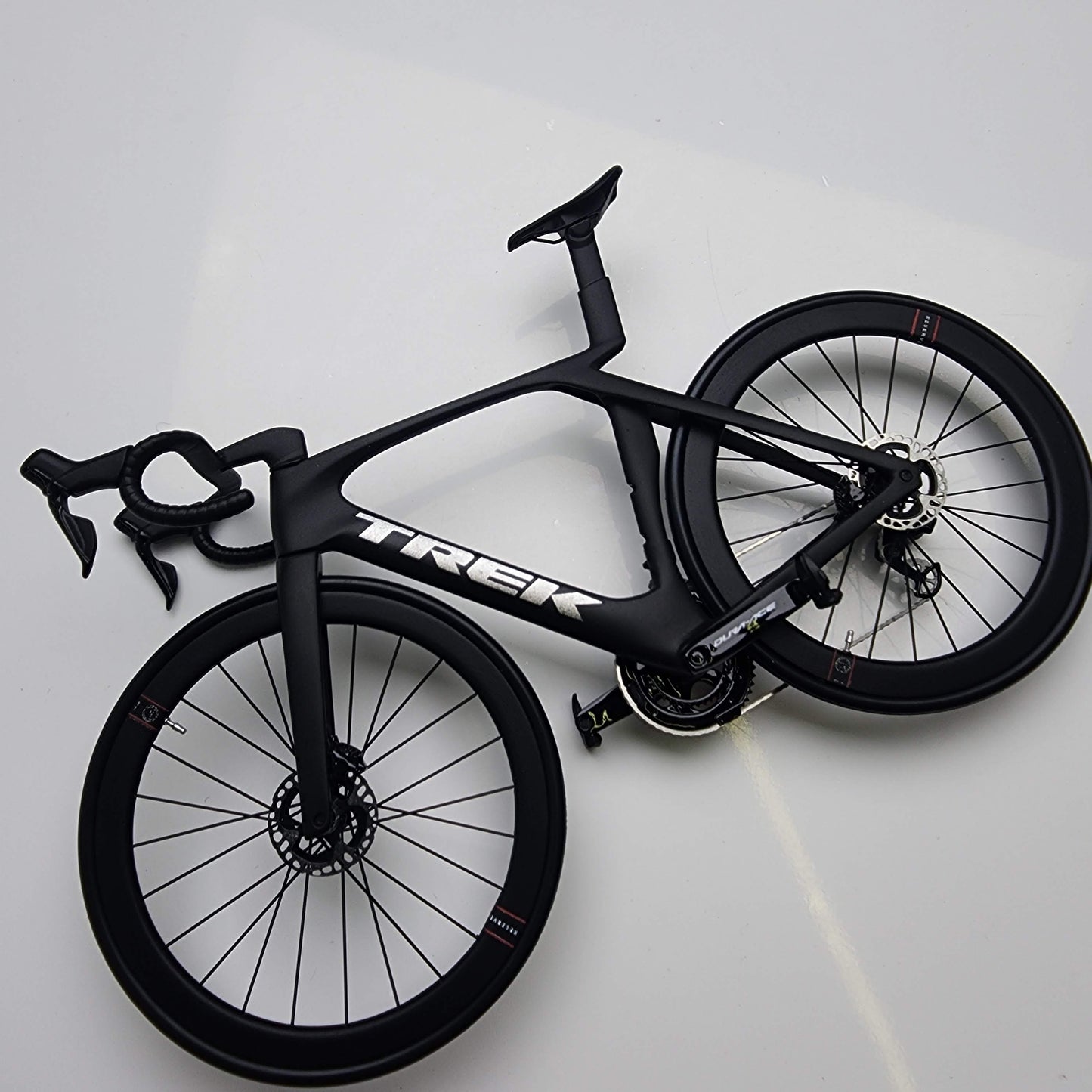 Trek Madone Gen 6 7 Miniatures Model 1:12 Roadbike | Dárek pro vašeho partnera nebo pro sebe | Model v měřítku | Na zakázku ultra realistické
