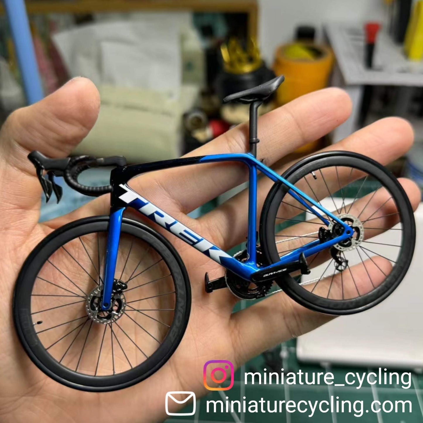 Trek Emonda ミニチュア モデル 1:12 ロードバイク |友人や自分自身へのギフト |スケールモデル |カスタムメイドの超リアル