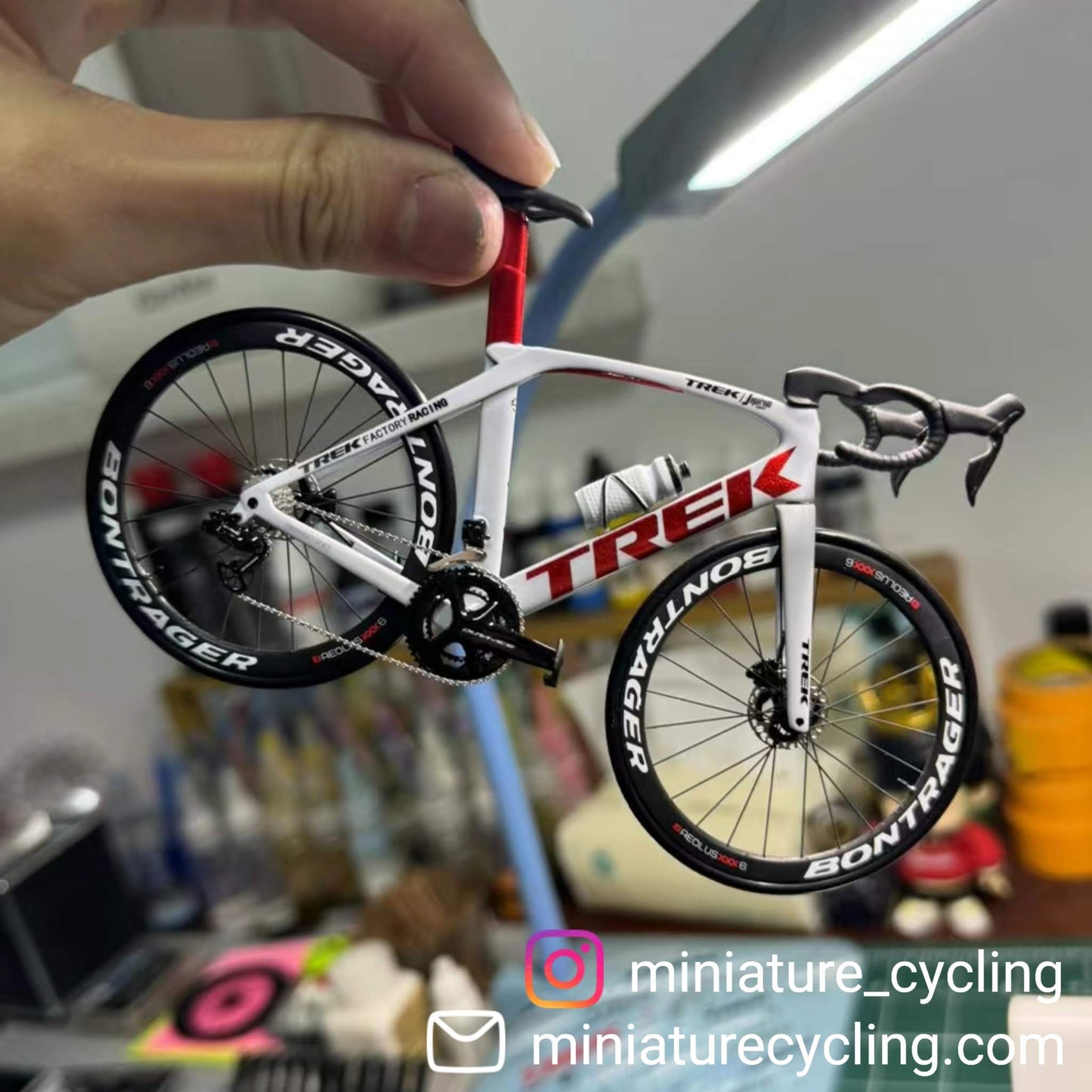 Trek Madone Gen 6 7 Miniaturas Modelo 1:12 Bicicleta de carretera | Regalo para tu pareja o para ti mismo | Modelo a escala | Ultra realista hecho a medida