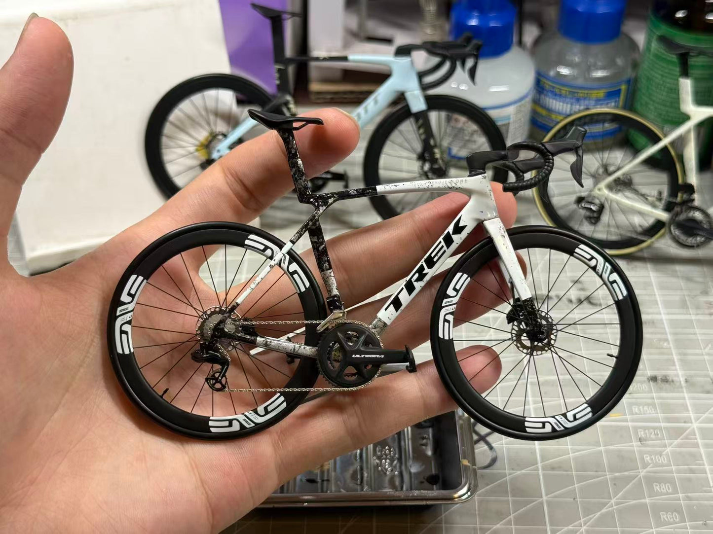 Trek Madone Gen 6 7 Miniaturas Modelo 1:12 Bicicleta de carretera | Regalo para tu pareja o para ti mismo | Modelo a escala | Ultra realista hecho a medida