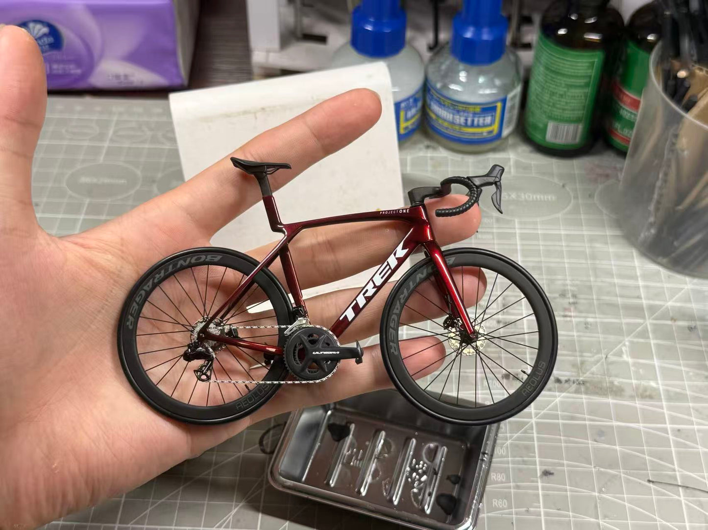 Trek Madone Gen 6 7 Miniaturas Modelo 1:12 Bicicleta de carretera | Regalo para tu pareja o para ti mismo | Modelo a escala | Ultra realista hecho a medida