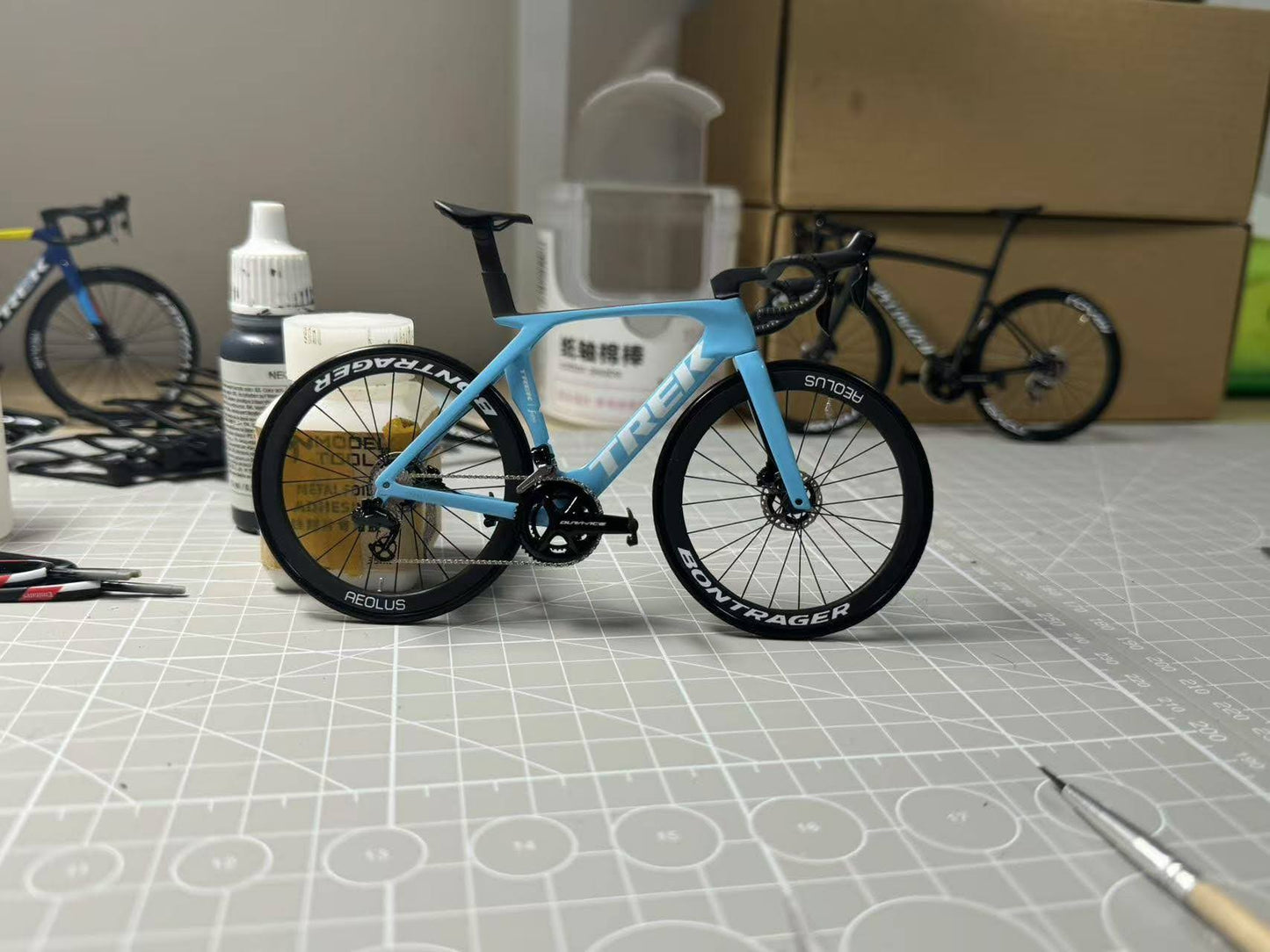 Trek Madone Gen 6 7 Miniature Modello 1:12 Bici da strada | Regalo per il tuo compagno o per te stesso | Modello in scala | Ultra realistico su misura