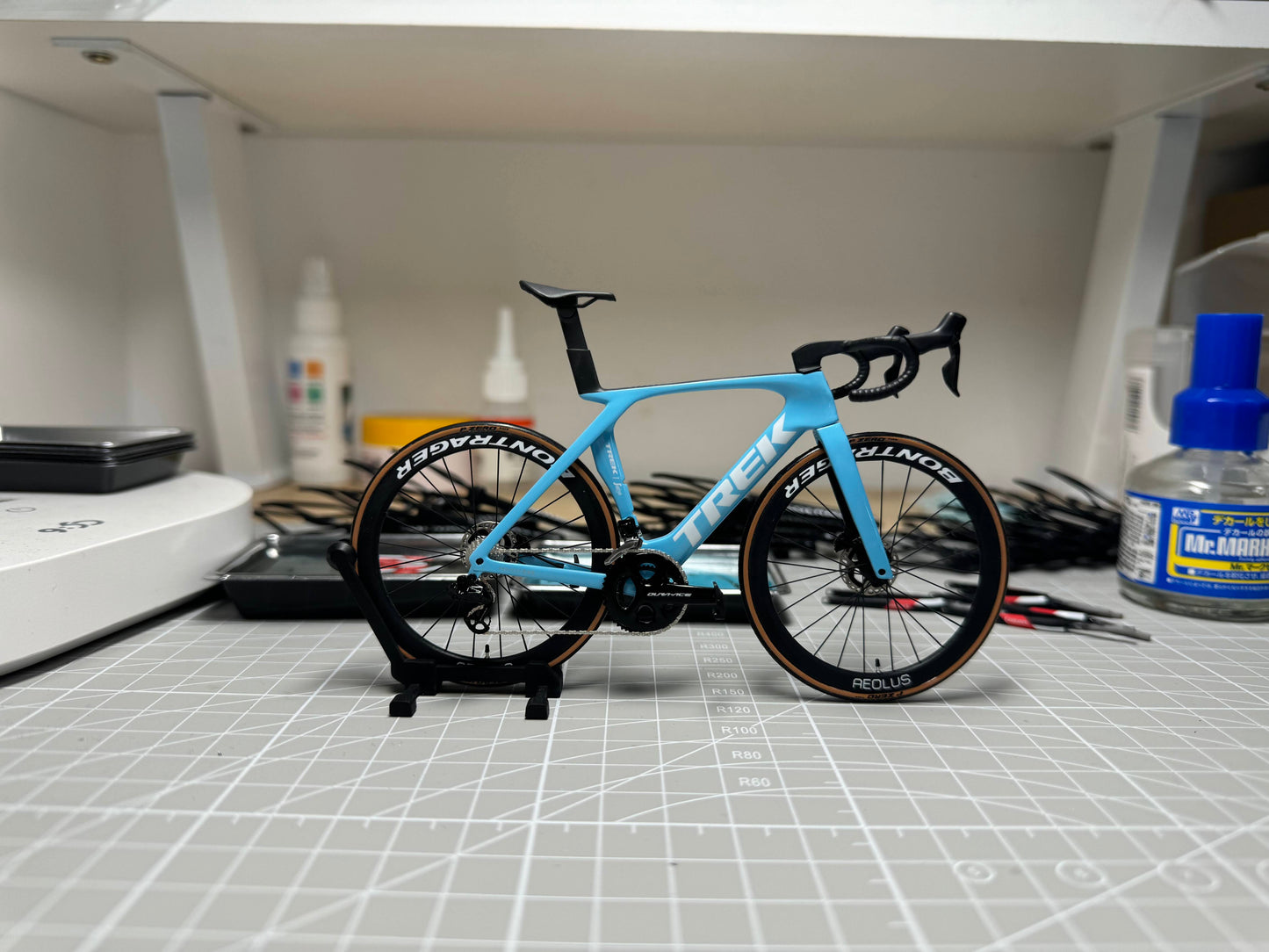 Trek Madone Gen 6 7 Miniature Modello 1:12 Bici da strada | Regalo per il tuo compagno o per te stesso | Modello in scala | Ultra realistico su misura