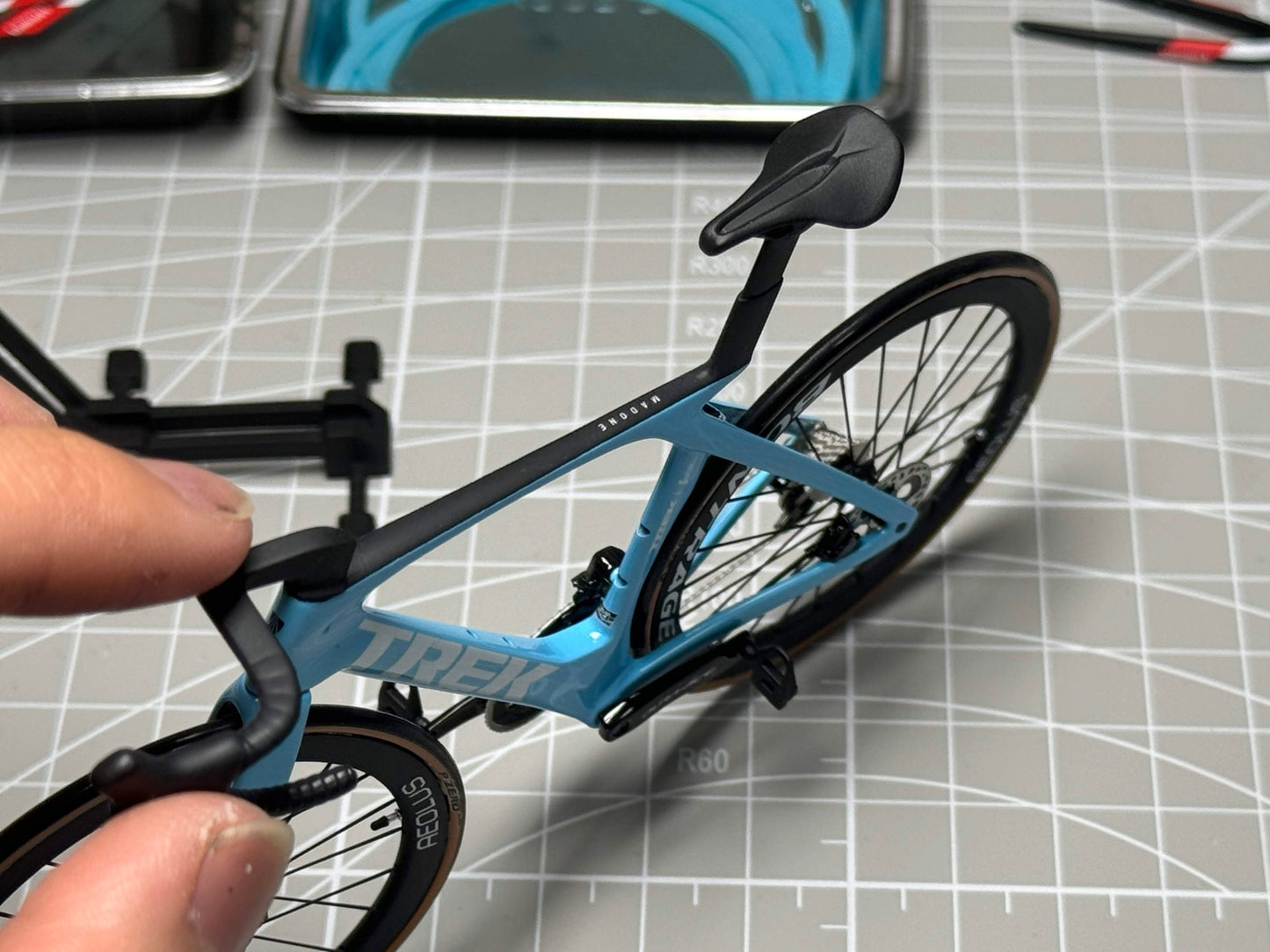 Trek Madone Gen 6 7 Miniature Modello 1:12 Bici da strada | Regalo per il tuo compagno o per te stesso | Modello in scala | Ultra realistico su misura