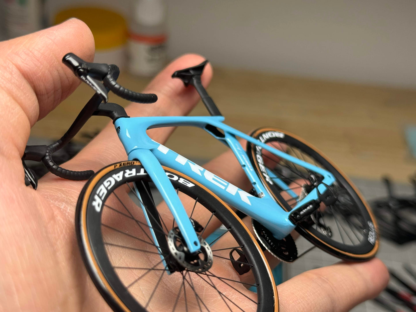 Trek Madone Gen 6 7 Miniature Modello 1:12 Bici da strada | Regalo per il tuo compagno o per te stesso | Modello in scala | Ultra realistico su misura