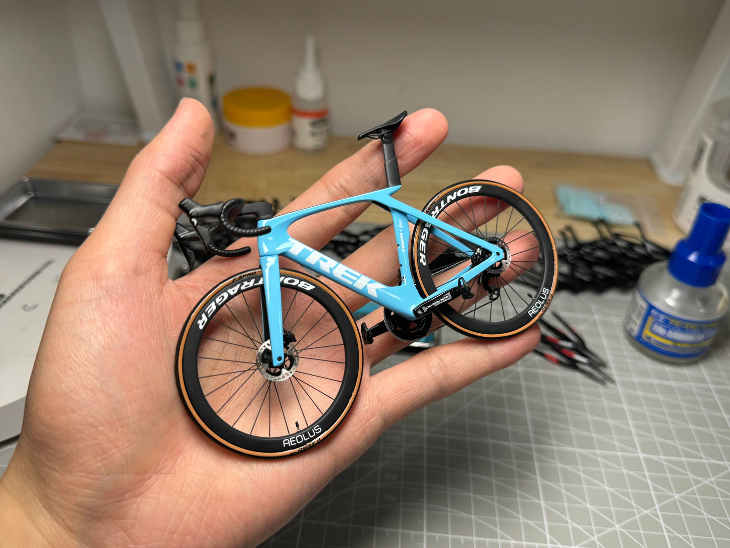 Trek Madone Gen 6 7 Miniature Modello 1:12 Bici da strada | Regalo per il tuo compagno o per te stesso | Modello in scala | Ultra realistico su misura