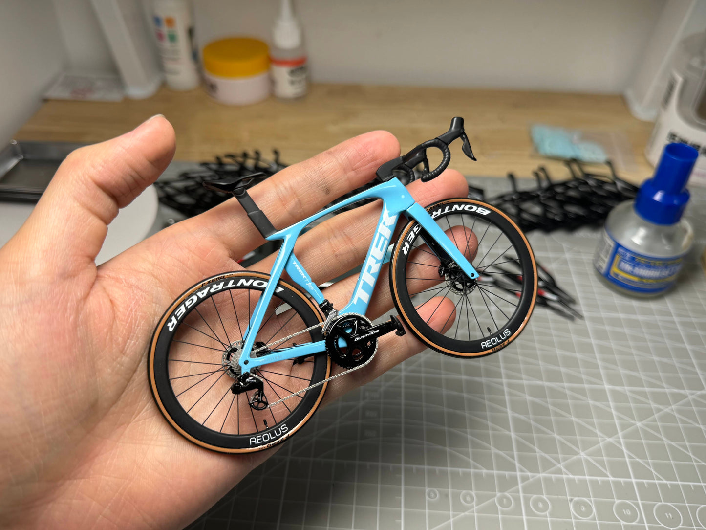 Trek Madone Gen 6 7 Miniature Modello 1:12 Bici da strada | Regalo per il tuo compagno o per te stesso | Modello in scala | Ultra realistico su misura