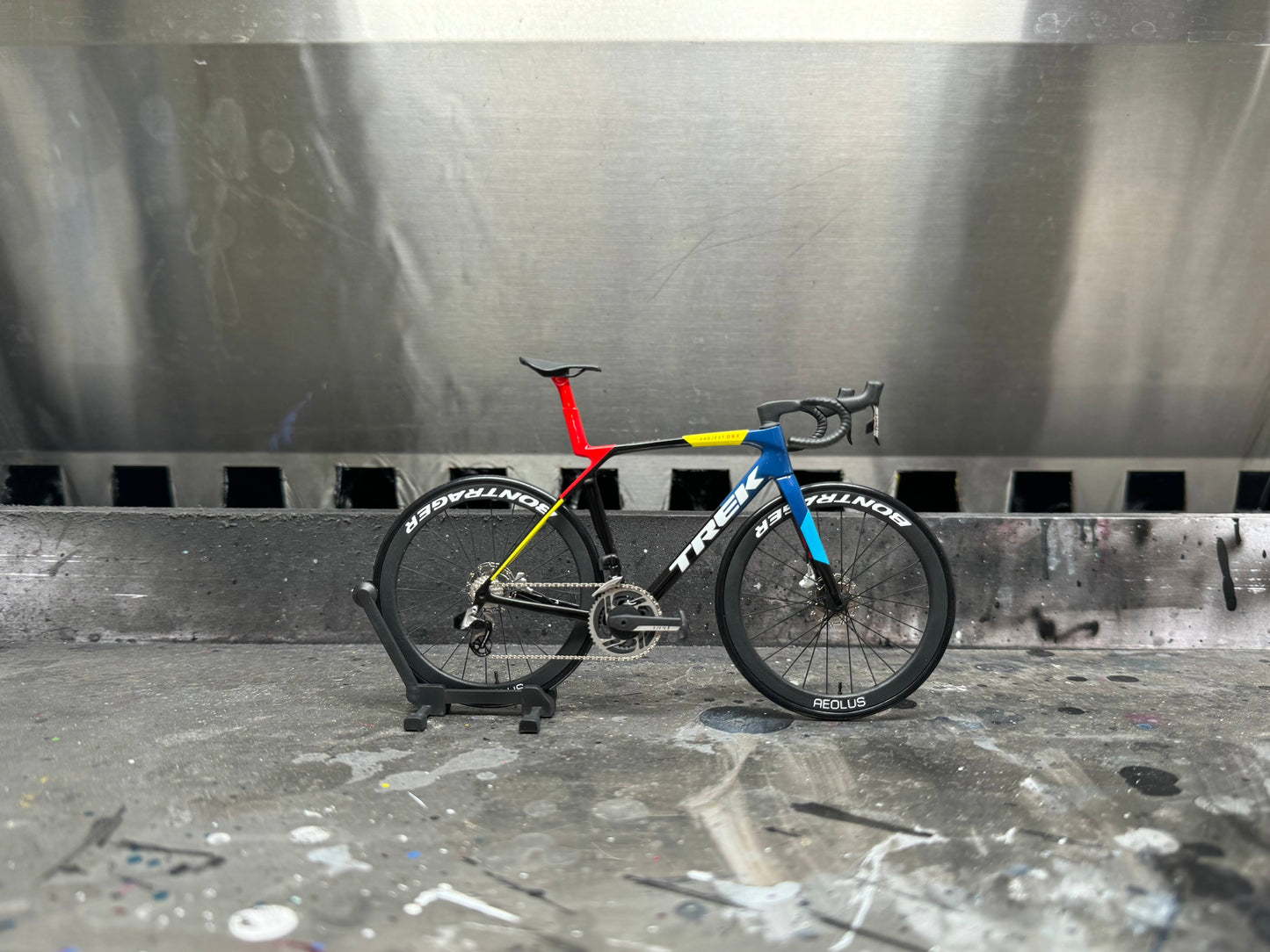 Trek Madone Gen 6 7 Miniature Modello 1:12 Bici da strada | Regalo per il tuo compagno o per te stesso | Modello in scala | Ultra realistico su misura