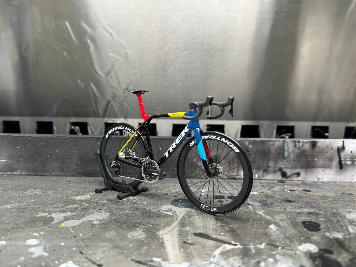 Trek Madone Gen 6 7 Miniature Modello 1:12 Bici da strada | Regalo per il tuo compagno o per te stesso | Modello in scala | Ultra realistico su misura