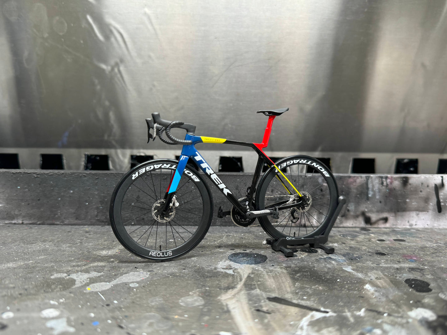 Trek Madone Gen 6 7 Miniature Modello 1:12 Bici da strada | Regalo per il tuo compagno o per te stesso | Modello in scala | Ultra realistico su misura