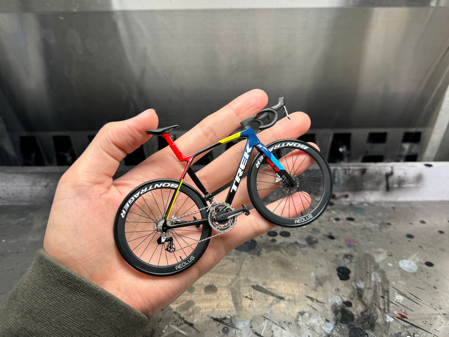 Trek Madone Gen 6 7 Miniature Modello 1:12 Bici da strada | Regalo per il tuo compagno o per te stesso | Modello in scala | Ultra realistico su misura