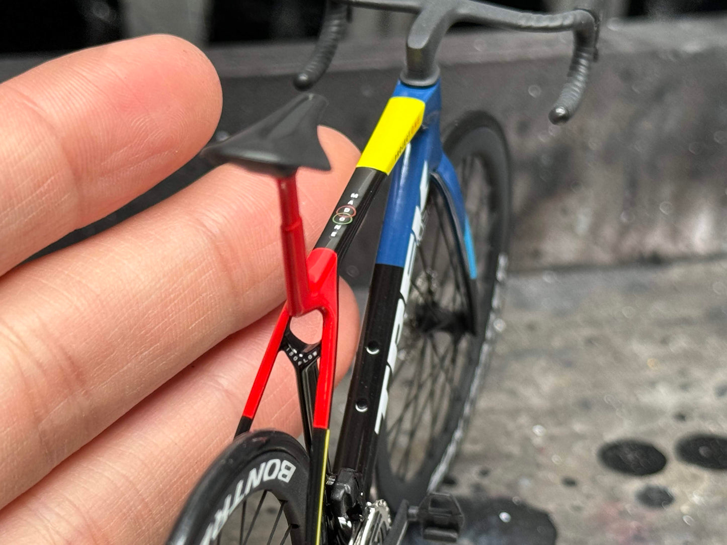 Trek Madone Gen 6 7 Miniature Modello 1:12 Bici da strada | Regalo per il tuo compagno o per te stesso | Modello in scala | Ultra realistico su misura