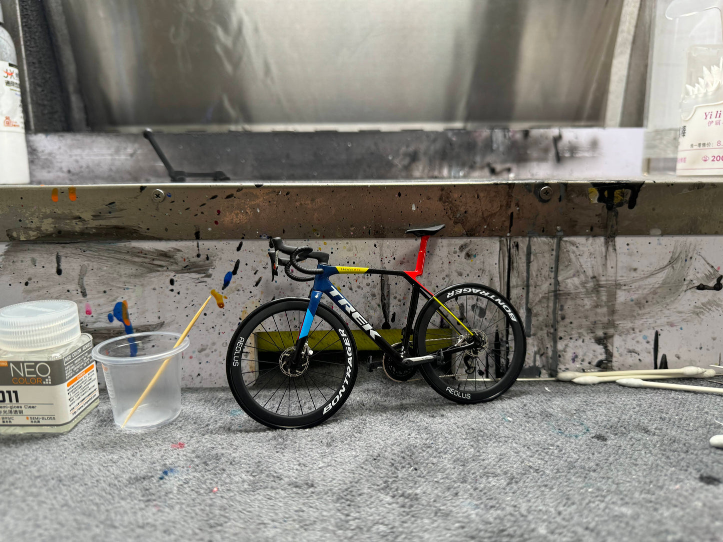 Trek Madone Gen 6 7 Miniature Modello 1:12 Bici da strada | Regalo per il tuo compagno o per te stesso | Modello in scala | Ultra realistico su misura